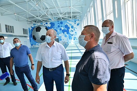 Радаев и Панков осмотрели завершение строительства ФОКа с бассейном в Шиханах