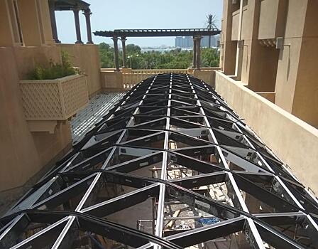 Компания из Новосибирска устанавливает навес алюминиевого купола в Дубае