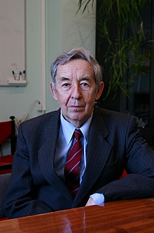90 лет исполнилось выдающемуся профессору кафедры органической химии и химии нефти Владимиру Дмитриевичу Рябову