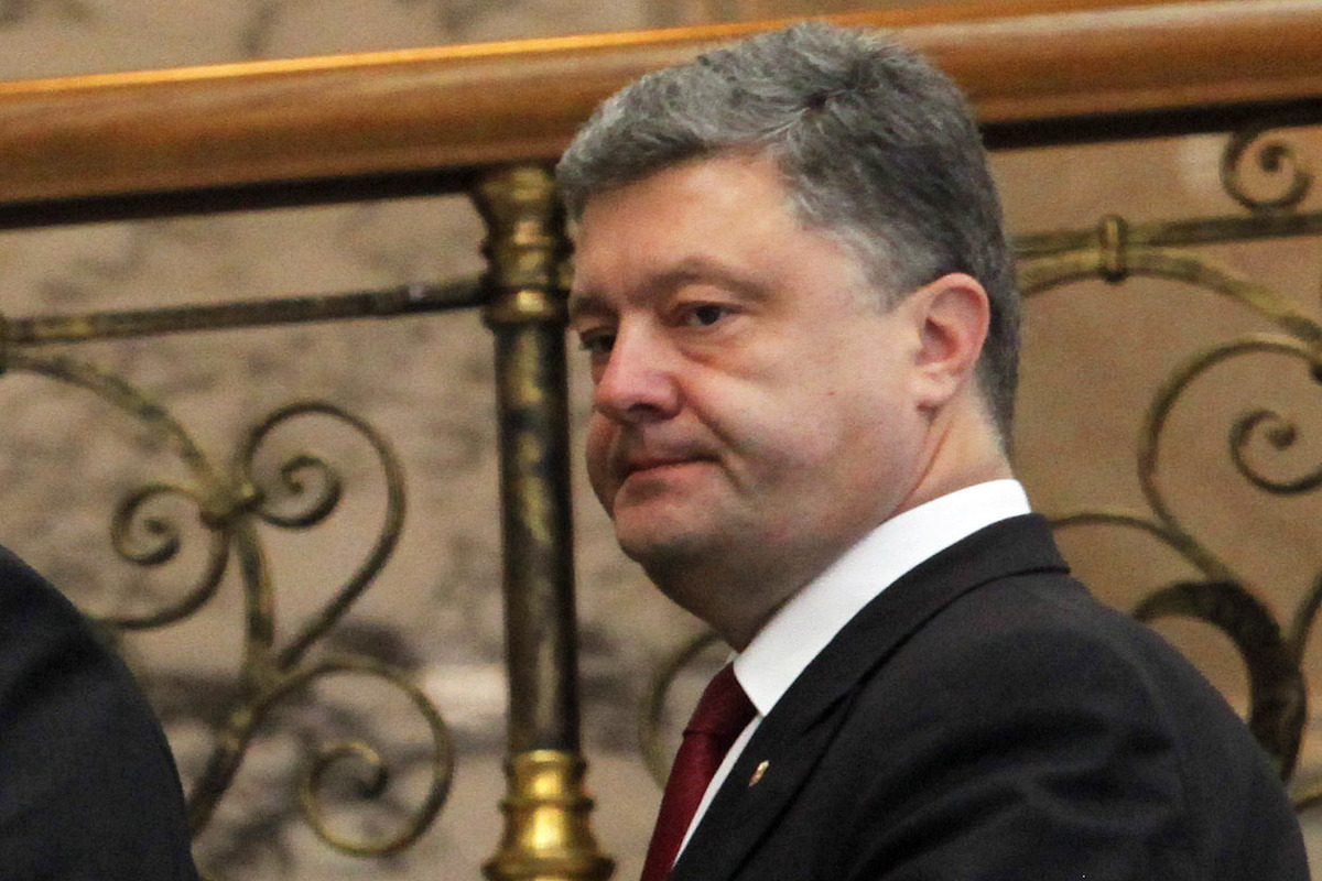 Бывший президент Украины прятал родных и знакомых в тыловом батальоне