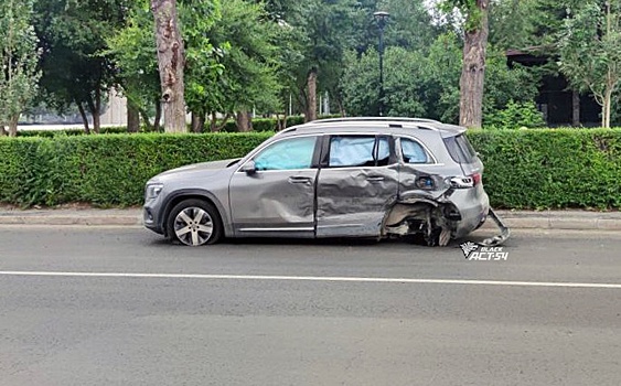 В Новосибирске водитель Мерседеса попала в больницу после проезда на красный свет