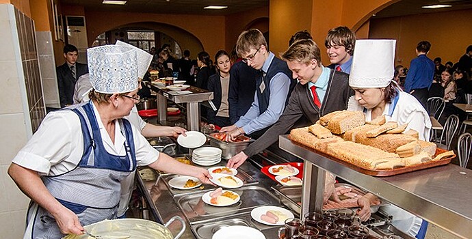 В Госдуме предложили исключить импортные продукты из состава школьных обедов