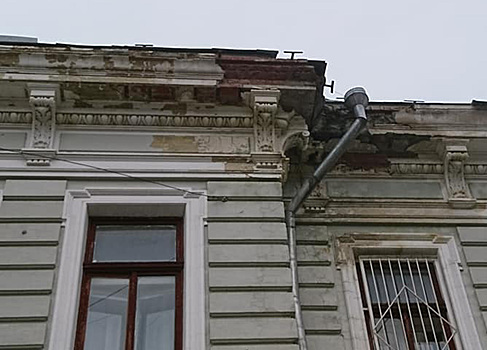 Москвичей возмутило разрушающееся старое здание в центре столицы