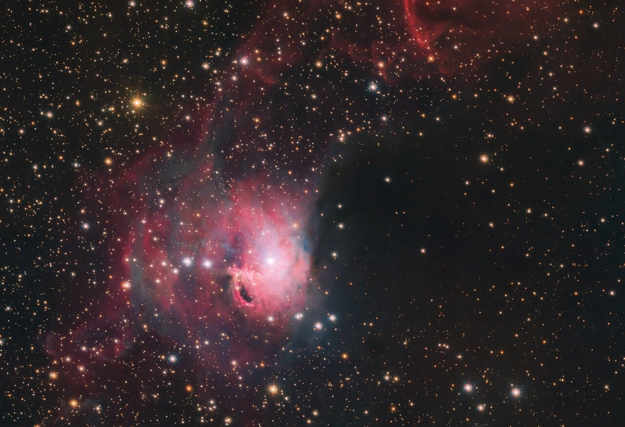 Ученые показали видео звездной туманности в форме огромной розовой рыбы