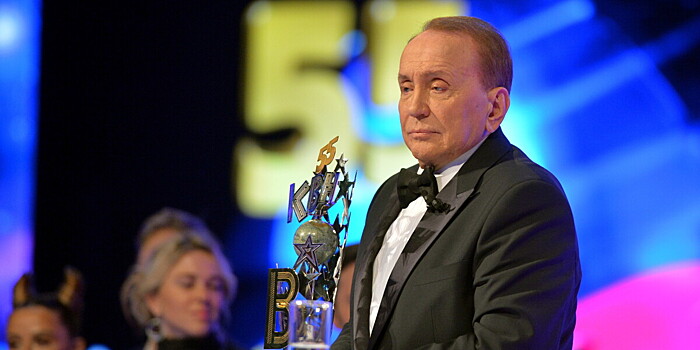 С Александром Масляковым простились в Москве. Бессменного ведущего КВН проводили 10-минутными овациями