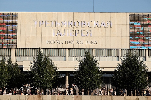 Посетитель Третьяковской галереи в зале Врубеля развесил свои рисунки