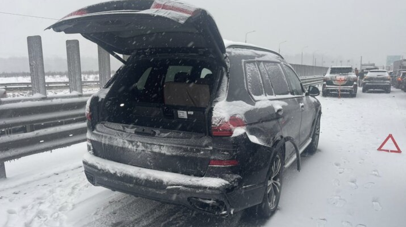 Девять машин попали в ДТП из-за снегопада в Подмосковье