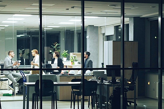 Переработки стали главным триггером выгорания и увольнения сотрудников в России