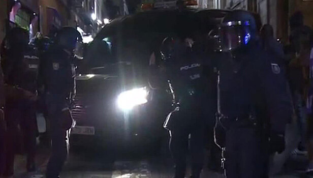 Мигранты громят Мадрид из-за "полицейских-убийц"