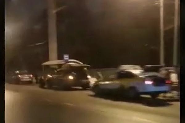 Десятки машин встали с проколотыми шинами под Москвой