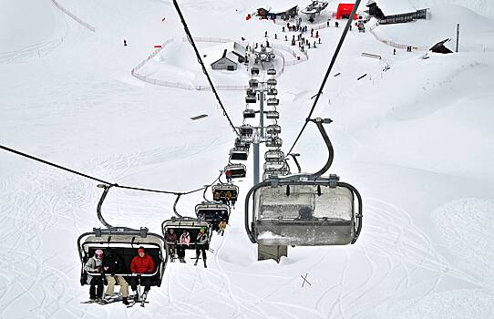 Популярные горнолыжные курорты Сочи закрыли из-за снежного шторма