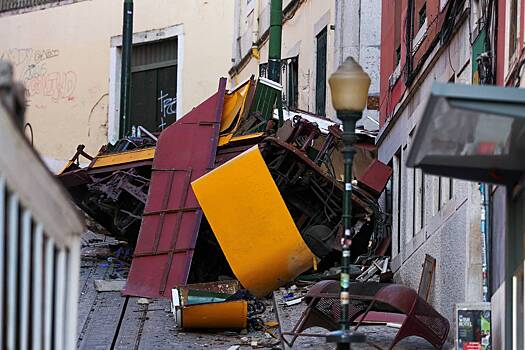 Число жертв крушения фуникулера в Португалии возросло