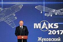 Путин осмотрел макет салона Sukhoi SportJet для спортсменов