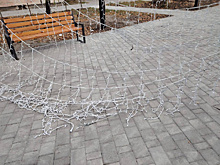 Вандалы в Белогорске оборвали новую иллюминацию на Аллее Молодежи