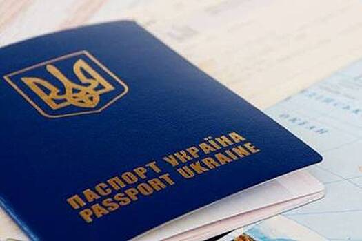 Украинцам продают места в очередях за биометрическими паспортами