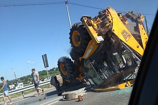 В Нижегородской области экскаватор перевернулся на крышу (ФОТО)