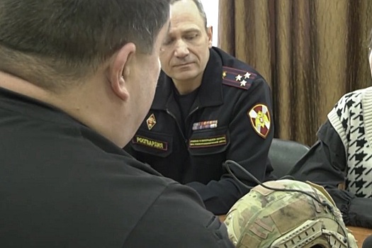 Росгвардейцы Волгоградской области получили трофейный шлем наемника ВСУ из Брянской области