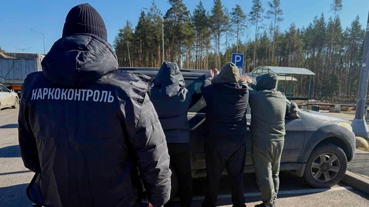 Новгородские полицейские перехватили наркокурьеров, перевозивших 10 кг мефедрона в газовом баллоне