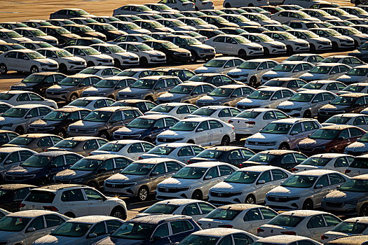 Власти обяжут с завода оснащать машины системой автоматического торможения