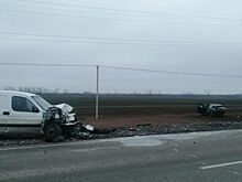 В Волгодонске автомобиль наехал на колесоотбойный брус, вылетел на «встречку» и столкнулся с другим автомобилем