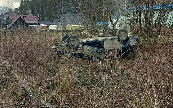 В Кировской области водитель «уложил» «Приору» на крышу и сбежал