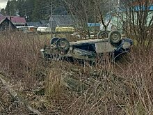 В Кировской области водитель «уложил» «Приору» на крышу и сбежал
