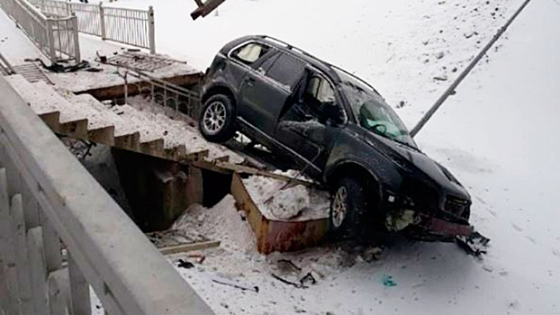 Груда металла: видео с места падения машины на электричку в Подмосковье