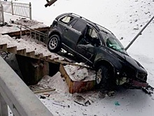 Груда металла: видео с места падения машины на электричку в Подмосковье