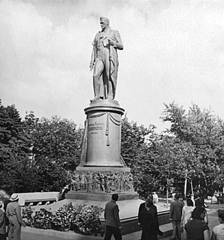 Главархив рассказал, как в Москве появился памятник писателю Александру Грибоедову