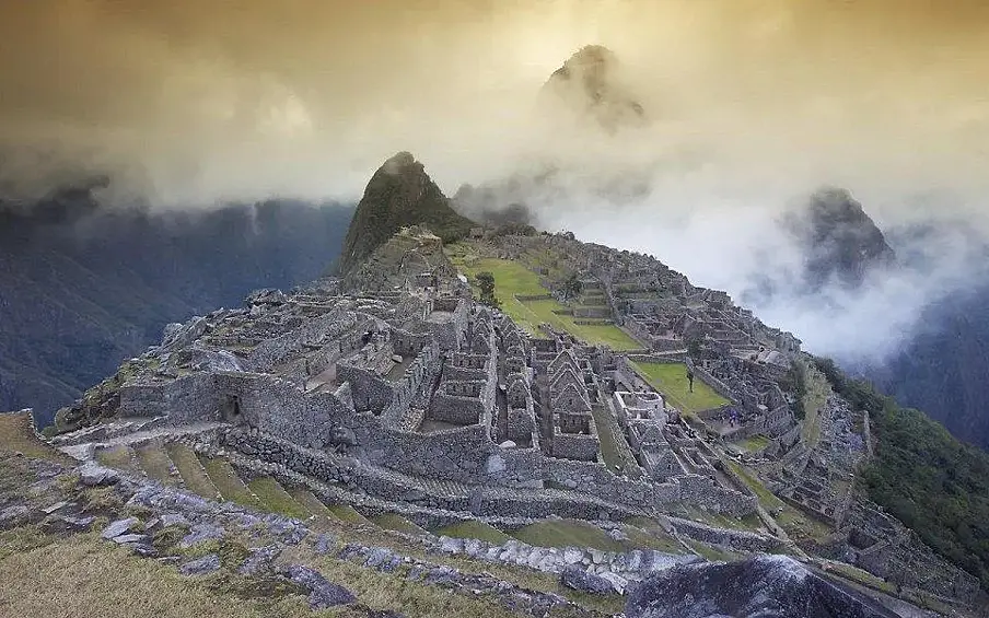 Мачу-Пикчу, Перу. Древний город Мачу-Пикчу в 2007 году получил звание Нового чуда света. Город появился около 1440 г и процветал вплоть до таинственного и внезапного исчезновения всех его жителей в 1532 г. Город избежал нападения конкистадоров и разрушений, но жители почему-то его оставили.