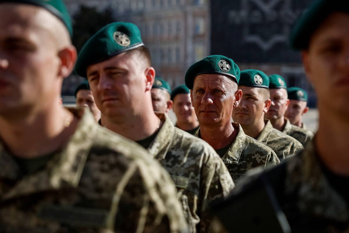 Вероятность военного переворота на Украине оценили