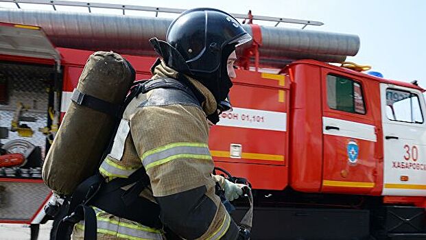 В Красноярском крае потушили крупный пожар на складе с пиломатериалами
