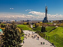 В Киеве подняли трезубец на щит монумента «Родина-мать»