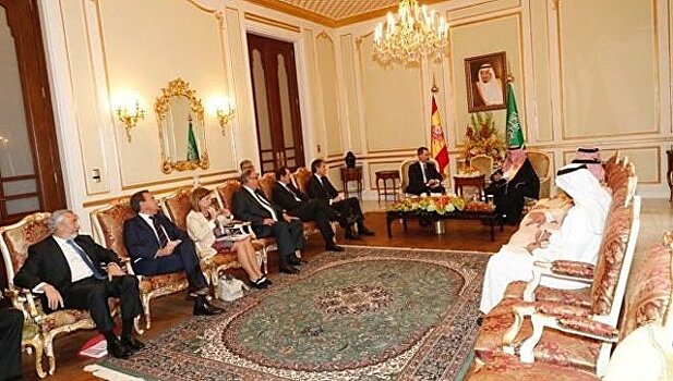 Госсекретарь Испании шокировала Саудовскую Аравию короткой юбкой