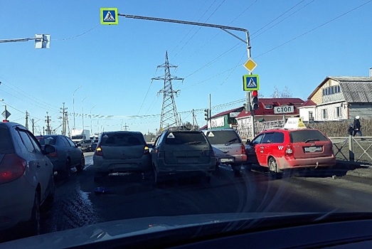 В Пензе по одной полосе в Кривозерье одновременно пытались протиснуться 3 авто