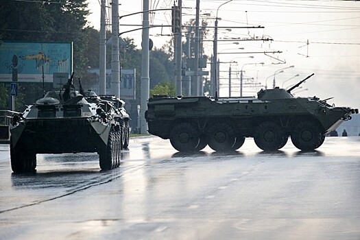 Военные на БТР с оружием приехали в центр Минска