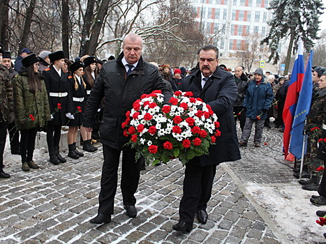 Более ста жителей Богородского возложили цветы к памятнику Рокоссовскому
