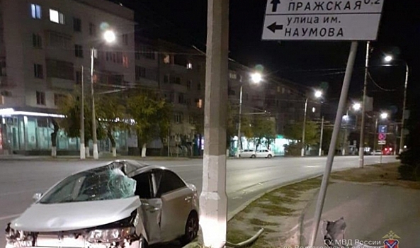 В центре Волгограда «Киа» врезалась в фонарный столб