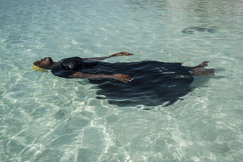 Жительница Занзибара учится держаться на воде. Категория «Люди» 