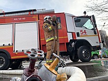 Автосервис загорелся в центре Москвы