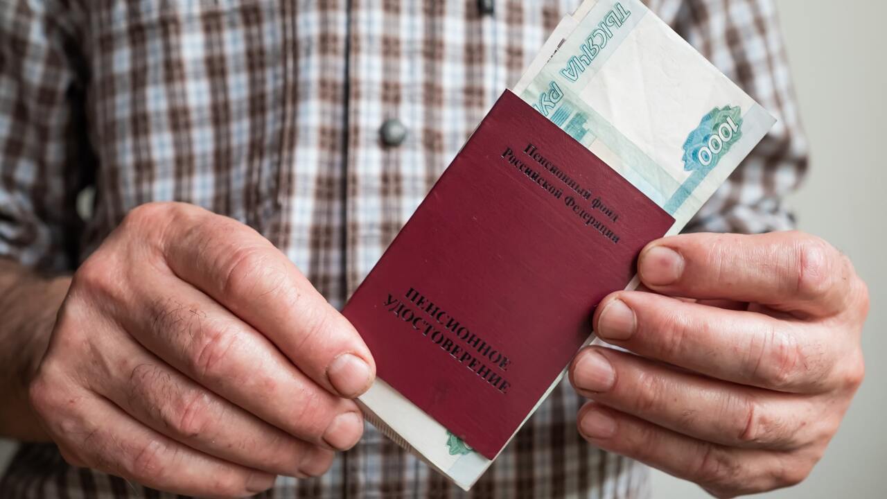 Почему пенсия задерживается в этом месяце: причины и возможные решения