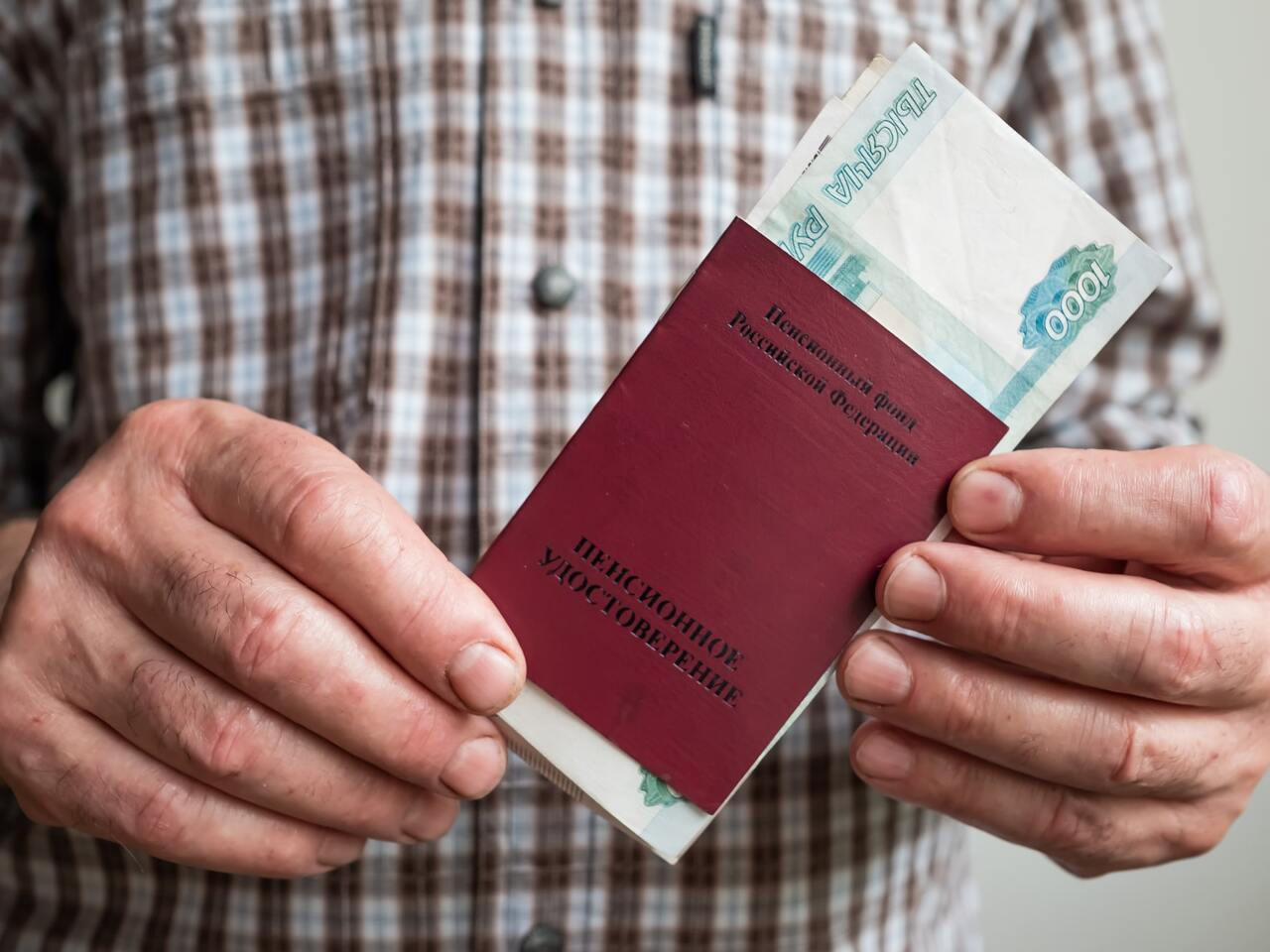 Почему задерживают пенсии в этом месяце: причины и обстоятельства