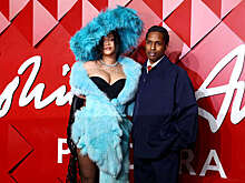 Певица Рианна в костюме из Скуби Ду и A$AP Rocky в свитере Супермена появились на выставке