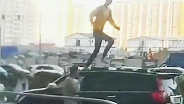 ВИДЕО: Босоногая банда: подростки повредили машины в Москве, прыгая по крышам