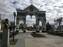 Астраханец проехал под Триумфальной аркой и нарушил ПДД: видео