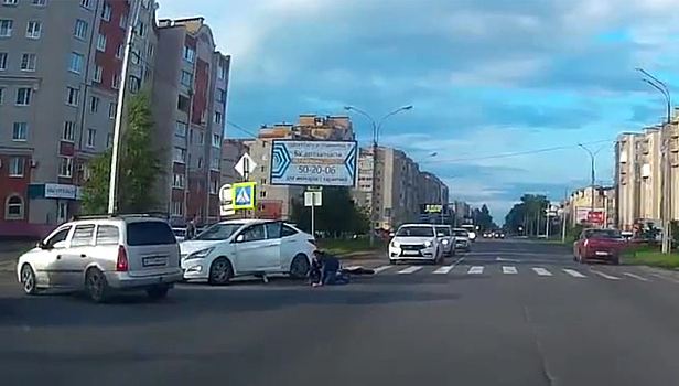 На пешеходном переходе в Великом Новгороде столкнулись велосипед и автомобиль