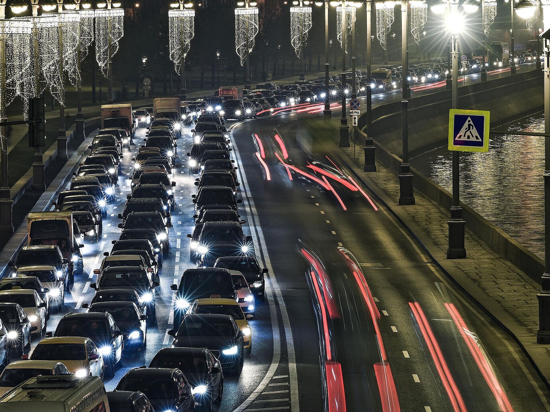 Москвичей предупредили о затяжных пробках в пятничный час пик
