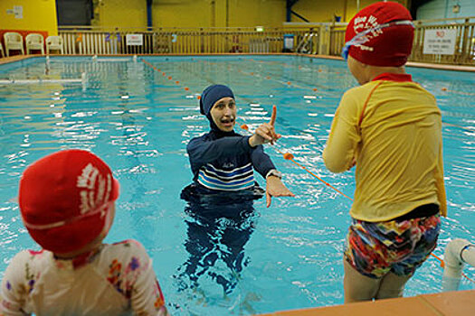 Школьниц-мусульманок в Швейцарии обязали ходить в бассейн с мальчиками