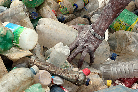 Еще одна страна отказалась от пластика