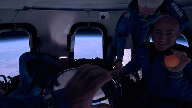 Как это было: Безос показал свой полет в космос с «попутчиками» изнутри капсулы